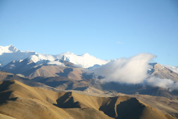 The breathtaking scenery contains snow-capped mountains, blue sky and amazing-shaped cloud. [Photo: CRIENGLISH.com]