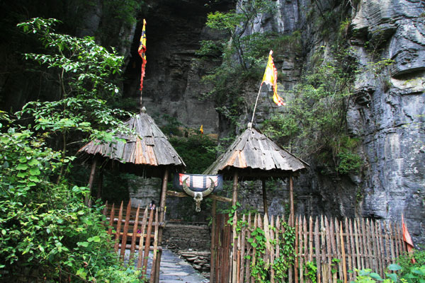 A buffalo skull is hung on the banner of the stone cave gate to show the dominance of the Miao leader. [Photo:CRIENGLISH.com/Duan Xuelian]