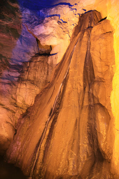 Water drips down from the stone walls of the cave. [Photo:CRIENGLISH.com/Duan Xuelian]