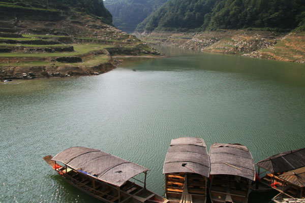 Walking out from the stone cave, you see an open lake which links to the Miao People's Village. [Photo:CRIENGLISH.com/Duan Xuelian]
