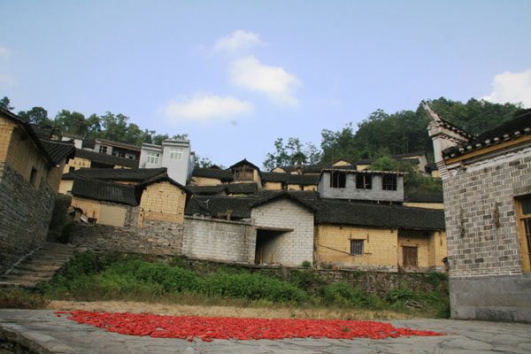 A house complex in the Miao People's Village. [Photo:CRIENGLISH.com/Duan Xuelian]