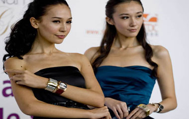 Models show newly designed watches at the 28th Hong Kong Watch and Clock Fair in Hong Kong, south China, Sept. 2, 2009. The five-day fair, the largest of its kind in the world, was opened in Hong Kong on Wednesday, attracting more than 700 exhibitors from 17 countries and regions. [Xinhua]