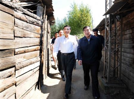 Chinese Vice Premier Li Keqiang (L Front) visits Bajiazi Forestry Bureau's shantytowns in Yanbian Korean Autonomous Prefecture, northeast China's Jilin Province, Aug. 31, 2009. Li Keqiang made an inspection tour in Jilin Province from Aug. 31 to Sept. 1