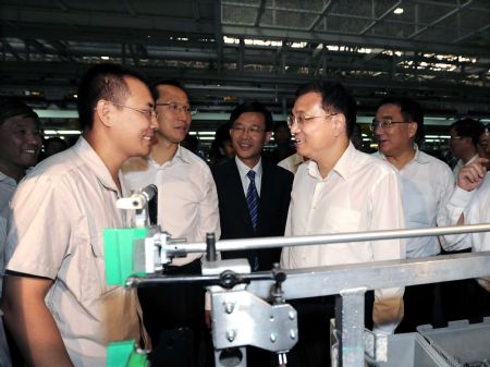 Chinese Vice Premier Li Keqiang (R Front) talks with workers at Changchun First Automobile Works in Changchun, capital of northeast China's Jilin Province, Aug. 31, 2009.(