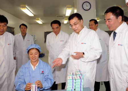 Chinese Vice Premier Li Keqiang (R2 Front) visits the Yanji branch of Jilin Aodong Pharmaceutical Industry Group in Yanji, northeast China's Jilin Province, Aug. 31, 2009.