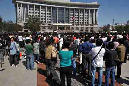 People gather at the Nanhu Square in Urumqi, capital city of northwest China's Xinjiang Uygur Autonomous Region, Sep. 3, 2009. (Xinhua/
