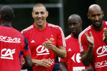 France's soccer team players Karim Benzema (C), Lassana Diarra and Nicolas Anelka (R) attend a training session at the team's training camp in Clairefontaine, near Paris September 2, 2009. France will face Romania in a 2010 World Cup qualifying soccer match on Saturday in Paris.(Xinhua/Reuters Photo) 