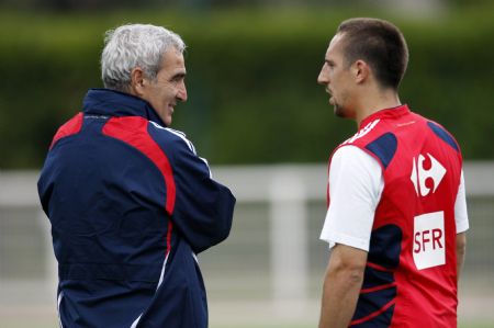 France's soccer team coach Raymond Domenech (L) talks with forward Franck Ribery during a training session at the team's training camp in Clairefontaine, near Paris September 2, 2009.(Xinhua/Reuters Photo) 