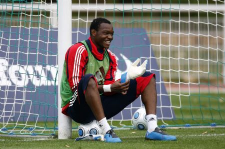 France's soccer team goalkeeper Steve Mandanda attends a training session at the team's training camp in Clairefontaine, near Paris September 2, 2009.(Xinhua/Reuters Photo