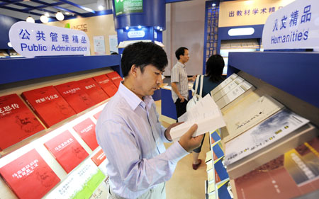Visitors view books at the 16th Beijing International Book Fair (BIBF), in Beijing, capital of China, Sept. 3, 2009.(Xinhua Photo) 
