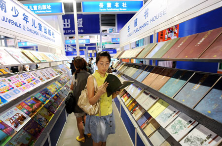 Visitors view books at the 16th Beijing International Book Fair (BIBF), in Beijing, capital of China, Sept. 3, 2009.((Xinhua Photo) 