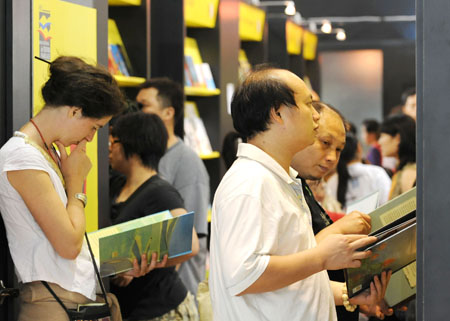 Visitors view books at the 16th Beijing International Book Fair (BIBF), in Beijing, capital of China, Sept. 3, 2009. The 16th BIBF kicked off in Beijing on Thursday, in which a total of 160,000 kinds of books are presented to visitors.(Xinhua Photo) 