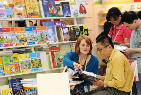 Visitors view books at the 16th Beijing International Book Fair (BIBF), in Beijing, capital of China, Sept. 3, 2009. The 16th BIBF kicked off in Beijing on Thursday, in which a total of 160,000 kinds of books are presented to visitors.(Xinhua Photo)