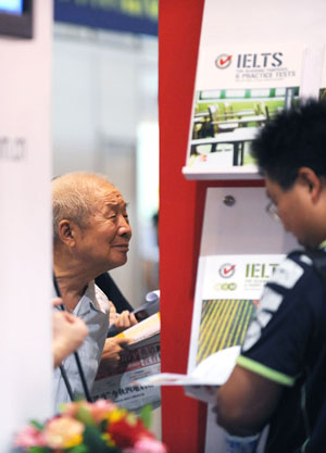 Visitors view books at the 16th Beijing International Book Fair (BIBF), in Beijing, capital of China, Sept. 3, 2009. The 16th BIBF kicked off in Beijing on Thursday, in which a total of 160,000 kinds of books are presented to visitors.(Xinhua Photo)