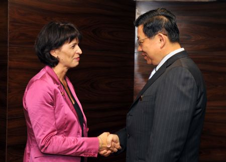 Chinese Minister of Commerce Chen Deming (R) meets with Swiss Deputy President and Economy Minister Doris Leuthard in New Delhi, capital of India, Sept. 3, 2009. (Xinhua/Wang Ye)