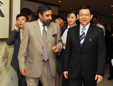 Chinese Minister of Commerce Chen Deming (R) talks with Indian Minister of Commerce and Industry Anand Sharma in New Delhi, capital of India, Sept. 3, 2009. (Xinhua/Wang Ye)