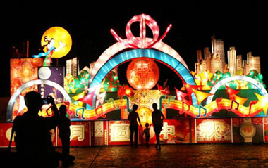 Visitors view colorful lantern scenery at the lantern fair held near Shanghu Lake, in Changshu City, east China's Jiangsu Province, Sept. 2, 2009. The grand lantern fair illuminated the night of Shanghu Lake, attracting lots of tourists.