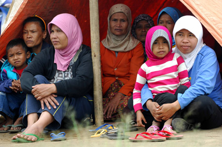 Indonesian earthquake victims rest inside a makeshift tent set up by local government after an earthquake in Tasik Malaya, West Java, Sept. 3, 2009. (Xinhua/Yue Yuewei)