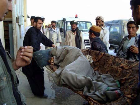 An injured person is carried into the main hospital in Kunduz, Afghanistan , Sep.4, 2009. A NATO air strike Friday killed 93 people, some of them civilians, in Kunduz province, said the provincial governor Mohammad Omar. [Xinhua/AFP Photo]