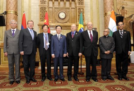 Alexey Kudrin (2nd L), Xie Xuren (4th L), Guido Mantega (4th R) and Pranab Mukherjee (2nd R), finance ministers from Russia, China, Brazil and India, have a group photo taken with other attendees prior to their meeting in London, capital of the U.K., Sept. 4, 2009. [Xinhua]