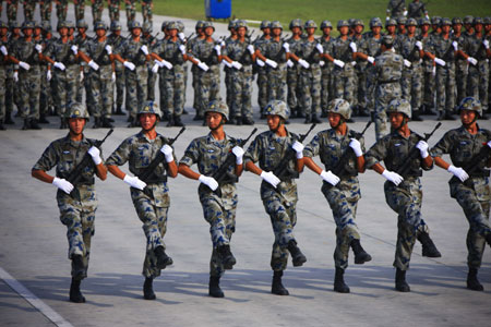 Photo taken on Aug. 10, 2009 shows members of airborne troops take part in the parade training in Beijing, capital of China. Participants are busy doing exercises to prepare for the scheduled military parade at the Tian'anmen square in Beijing to celebrate the 60th anniversary of the founding of the People's Republic of China on Oct. 1.[Zha Chunming/Xinhua]