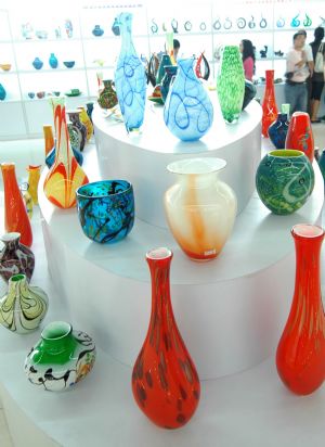 Visitors view artistic pottery and porcelain works in the international ceramic art expo in Zibo, one of the five major ceramic cities in east China's Shandong Province, Sept. 6, 2009.[Dong Naide/Xinhua]