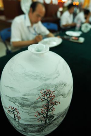 Artists make drawings in the international ceramic art expo in Zibo, one of the five major ceramic cities in east China's Shandong Province, Sept. 6, 2009. [Dong Naide/Xinhua]