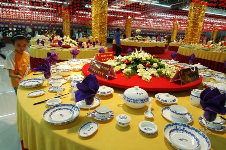 A girl visitor views artistic pottery and porcelain works in the international ceramic art expo in Zibo, one of the five major ceramic cities in east China's Shandong Province, Sept. 6, 2009. [Dong Naide/Xinhua]