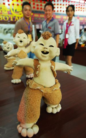 Visitors view artistic pottery and porcelain works in the international ceramic art expo in Zibo, one of the five major ceramic cities in east China's Shandong Province, Sept. 6, 2009.[Dong Naide/Xinhua]