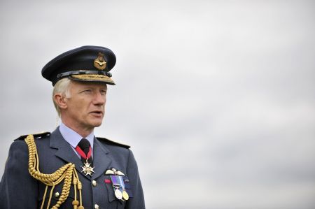 Chief of the Air Staff Stephen Dalton speaks to the media during the Battle of Britain Commemoration Service at Yorkshire Air Museum in Elvington, northern England September 6, 2009. The annual event is to mark the 70th anniversary of the outbreak of World War II.[Xinhua/Reuters]