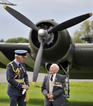 Chief of the Air Staff Stephen Dalton (L) speaks to Battle of Britain veteran Terry Clark during the Battle of Britain Commemoration Service at Yorkshire Air Museum in Elvington, northern England September 6, 2009.[Xinhua/Reuters] 