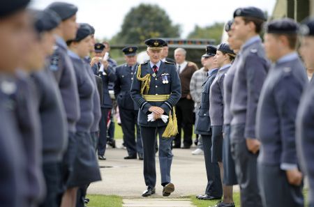 Chief of the Air Staff Stephen Dalton (C) inspects air force cadets during the Battle of Britain Commemoration Service at Yorkshire Air Museum in Elvington, northern England September 6, 2009.[Xinhua/Reuters]
