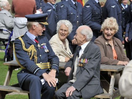 Chief of the Air Staff Stephen Dalton (L) speaks to Battle of Britain veteran Terry Clark during the Battle of Britain Commemoration Service at Yorkshire Air Museum in Elvington, northern England September 6, 2009.[Xinhua/Reuters]