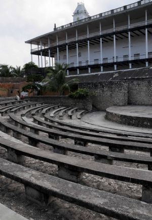 Photo taken on Sept. 2, 2009 shows the stone-carving square in Zanzibar Stone Town in Tanzania. [Xu Suhui/Xinhua] 