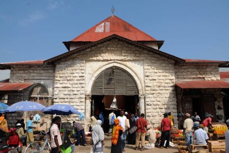 Photo taken on Sept. 2, 2009 shows local residents shopping in the market in the Zanzibar Stone Town in Tanzania.[Xu Suhui/Xinhua]