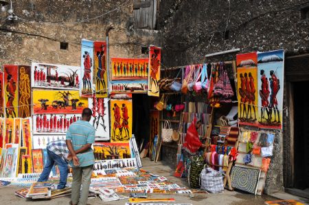 Photo taken on Sept. 2, 2009 shows local people selling handicrafts in Zanzibar Stone Town in Tanzania.[Xu Suhui/Xinhua]