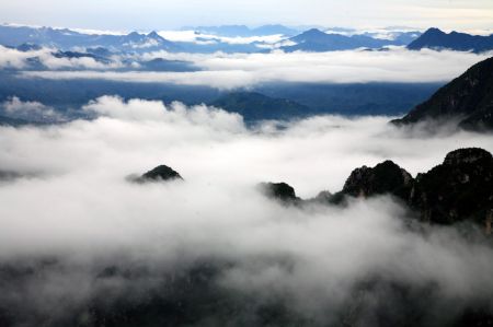 Photo taken on Sept. 6, 2009 shows the spectacular scene of vaporing and rosy cloud sea weltering over the mountain peaks, a rare scenery after the early Autumn rainfall, in the Xizha Village, in the suburb of Huairou District, Beijing. [Bu Xiangdong/Xinhua]