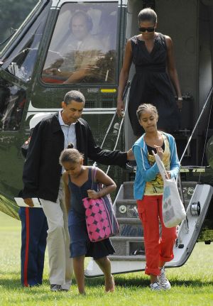 U.S. President Barack Obama (L), with his daughters (2nd L-R) Sasha and Malia and wife Michelle, returns via helicopter from his summer vacation to the White House in Washington, September 6, 2009.[Xinhua/Reuters]