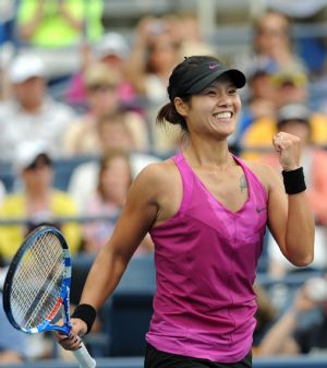 Li Na of China celebrates her victory over Francesca Schiavone of Italy at women's singles fourth round match of the U.S. Open tennis tournament in New York, the U.S., Sept. 6, 2009. Li won the match 2-0. (Xinhua/Shen Hong)