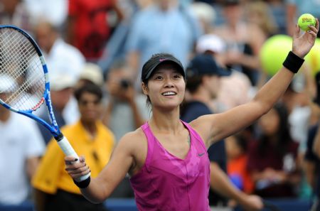 Li Na of China reacts after winning over Francesca Schiavone of Italy at women's singles fourth round match of the U.S. Open tennis tournament in New York, the U.S., Sept. 6, 2009.(Xinhua/Shen Hong)