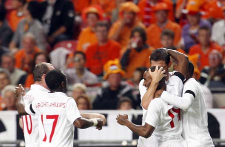 England's players celebrate Jermain Defoe's (3rd R) second goal against the Netherlands during their friendly soccer match in Amsterdam August 2, 2009.(Xinhua/Reuters Photo) 
