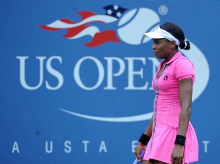 Venus Williams of the U.S. reacts after missing a shot during her match against Kim Clijsters of Belgium at the U.S. Open tennis tournament in New York, September 6, 2009. Clijsters defeated Williams.(Xinhua/Reuters Photo)