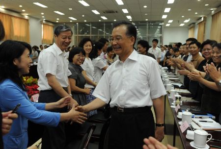 Chinese Premier Wen Jiabao (C) meets with teacher representatives before a symposium at Beijing No. 35 Middle School in Beijing, capital of China, Sept. 4, 2009. Ahead of China's 25th Teacher's Day, which falls on Sept. 10, Chinese Premier Wen Jiabao has called on teachers across the country to enhance their teaching standards and do a good job. (Xinhua/Li Xueren)