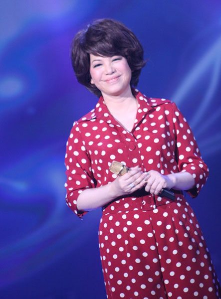 Veteran Taiwan singer Tsai Chin supports 'Happy Girl' candidates during the finals.