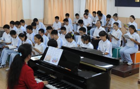 Chinese Premier Wen Jiabao (R3 2nd Line Back) attends a music class at Beijing No. 35 Middle School in Beijing, capital of China, Sept. 4, 2009. Ahead of China's 25th Teacher's Day, which falls on Sept. 10, Chinese Premier Wen Jiabao has called on teachers across the country to enhance their teaching standards and do a good job.