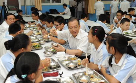 Chinese Premier Wen Jiabao (C) has lunch with students at Beijing No. 35 Middle School in Beijing, capital of China, Sept. 4, 2009. Ahead of China's 25th Teacher's Day, which falls on Sept. 10, Chinese Premier Wen Jiabao has called on teachers across the country to enhance their teaching standards and do a good job. 