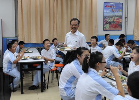 Chinese Premier Wen Jiabao (C) has lunch with students at Beijing No. 35 Middle School in Beijing, capital of China, Sept. 4, 2009. Ahead of China's 25th Teacher's Day, which falls on Sept. 10, Chinese Premier Wen Jiabao has called on teachers across the country to enhance their teaching standards and do a good job. 