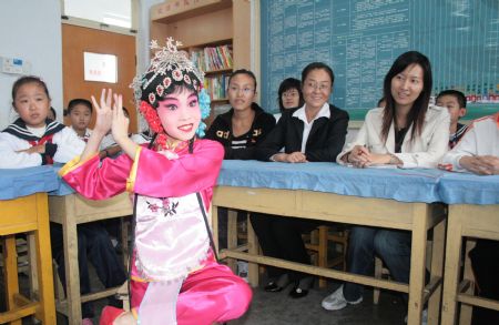Pupil Yan Shuting plays Beijing Opera for teachers and students at the First Primary School in Boxing County, east China's Shandong Province, Sept. 7, 2009. On the eve of Chinese Teacher's Day, which falls on Sept. 10, pupils of this school sent greetings and best wishes to their teachers.(Xinhua/C