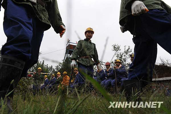 Rescuers get ready at the Xinhua No. 4 coal mine in Xinhua District of Pingdingshan City, central China's Henan Province, on Sept. 8, 2009. [Xinhua]