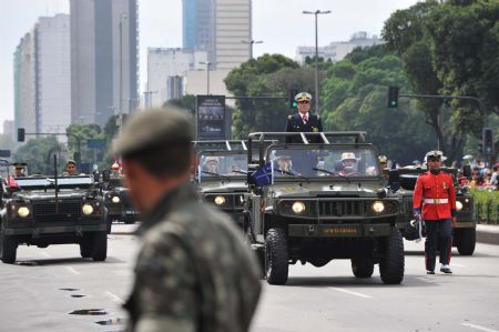 Military officers participate in the parade of the Independent Day of Brazil in Rio de Janeiro, Brazil, September 7, 2009. Around 4,000 people including soldiers, police, fire fighters took part in the event, and Brazilian Navy held a marine parade off the beach of Rio de Janeiro as well. [Song Weiwei/Xinhua]